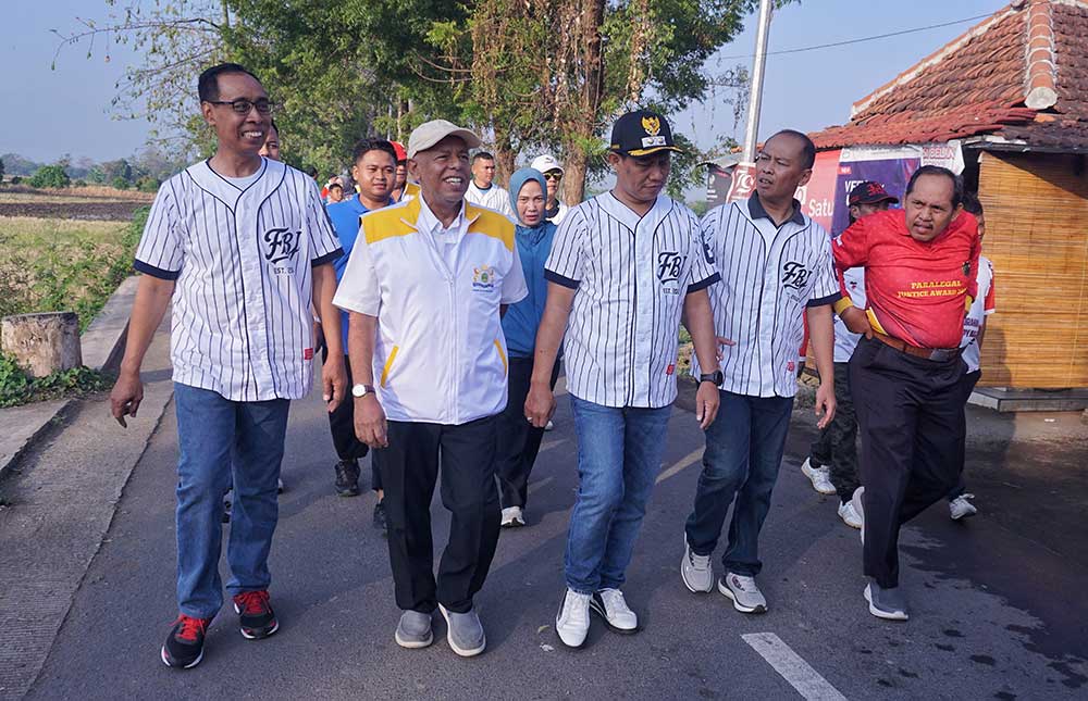 Jalan Santai Pipir Tambak Bareng Warga, Mas Nawawi Promosikan Bandeng Jelak