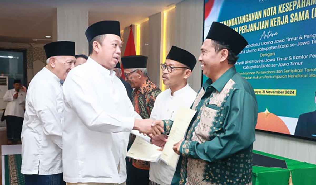 Menteri ATR/BPN saat menyerahkan sertifikat di Surabaya.