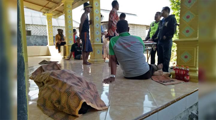 Mayat korban ditutup kain sebelum dievakuasi.