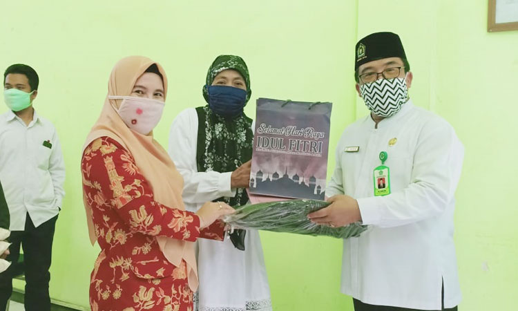 Kakankemenag Tuban, Sahid, saat menyerahkan bantuan secara simbolis.
