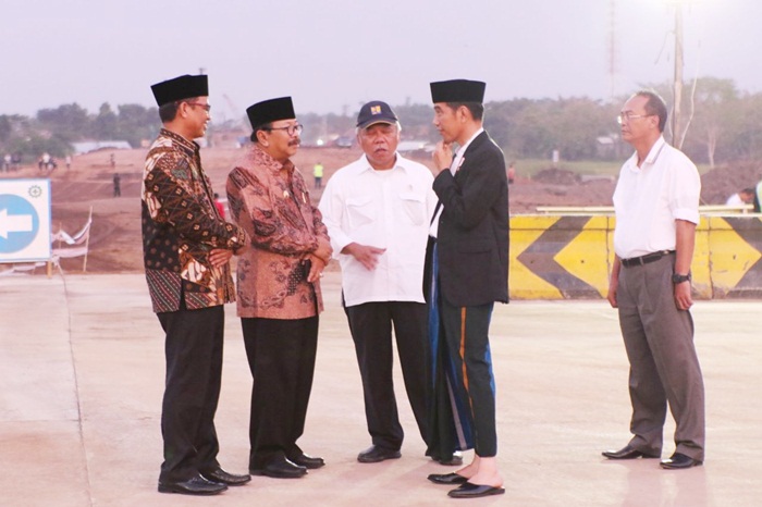 Gubernur Jatim, Soekarwo mendampingi Presiden RI Joko Widodo saat kunjungan kerja di Jatim. Foto : istimewa