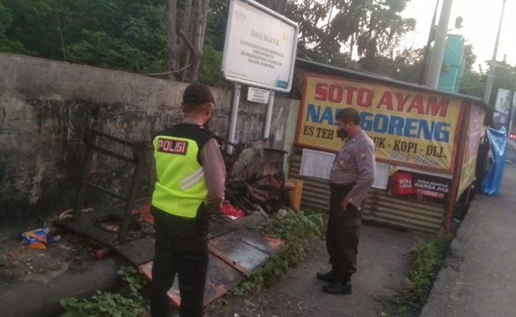Lokasi Warung Soto Ayam dan Nasi Goreng Cak Mad di Jalan Raya Kedungturi Kecamatan Taman yang mengalami peristiwa kebakaran. (foto: ist)