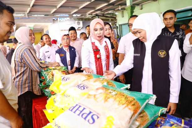 Tinjau Pasar Murah di Sidoarjo, Gubernur Khofifah Turut Bagikan Bantuan Sembako