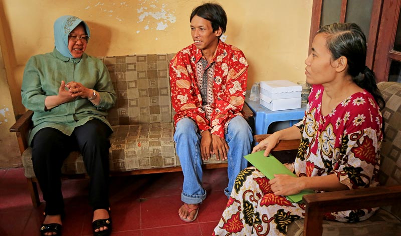 Wali Kota Risma saat berbincang dengan Siswanto dan Darsih. foto: ist