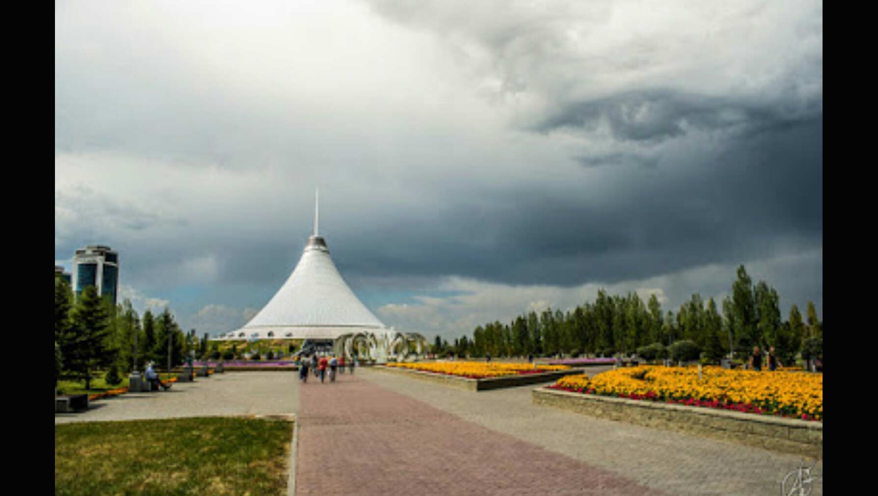 Gugusan awan yang membentuk sebuah mata di langit kazakhstan (bawah). Foto : istimewa