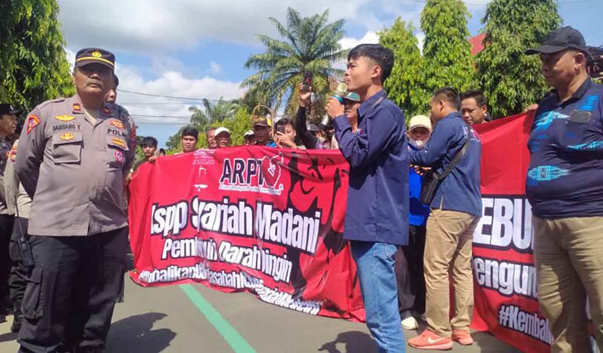 Nasabah KSPPS Madani Gelar Aksi di DPRD Trenggalek, Tuntut Pengembalian Dana