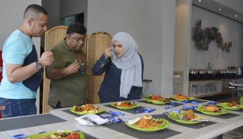 Ketua Komunitas dan Manajer Hotel mencicipi hasil lomba memasak. foto: rusmiyanto/ BANGSAONLINE