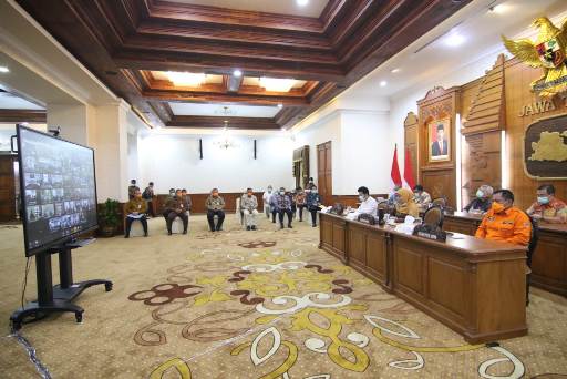 Rakor Video Conference dengan 38 Kepala Daerah, Khofifah Bahas Dampak Sosial Ekonomi Covid-19