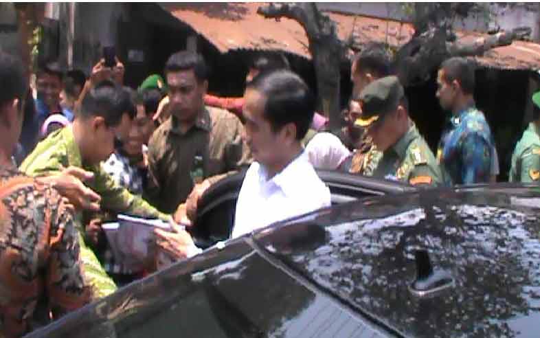 Presiden Jokowi saat menyapa warga di Pasar Jenu Tuban. foto: suwandi/BANGSAONLINE
