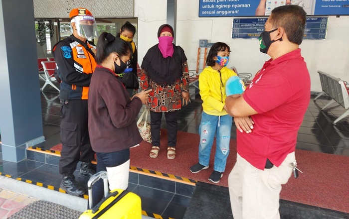 Empat penumpang dilarang naik kereta api di Daop 7 Madiun.