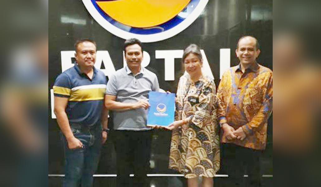 Moh. Qosim didampingi Ketua Nasdem Gresik, Syaiful Anwar menyerahkan berkas pendaftaran bacabup ke DPP Nasdem. foto ist.