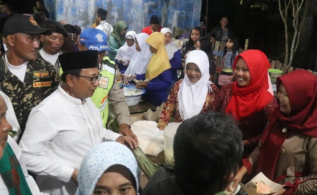 Bupati Blitar ketika berbaur dengan masyarakat.