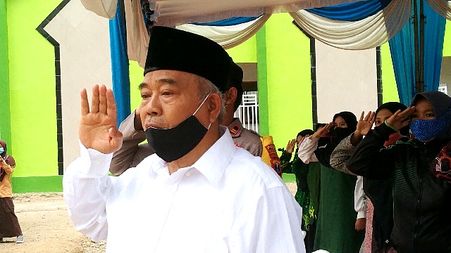Prof. Dr. KH. Asep Saifuddin Chalim, M.A. hormat bendera dalam acara peringatan Hari Sanri Nasional (HSN) di Pondok Pesantren Amanatul Ummah Pacet Mojokerto, Jumat (23/10/2020) sore. foto: MMA/bangsaonline.com   