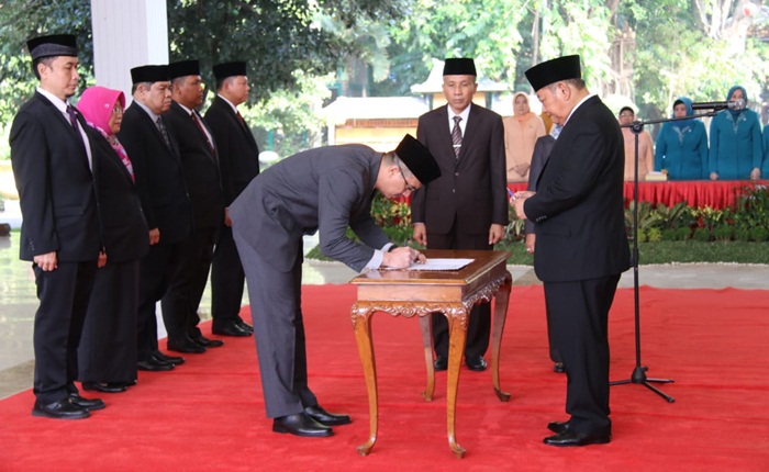 TEKEN: Pejabat eselon II menandatangani pakta integritas saat pelantikan, di Pendopo Delta Wibawa, Senin (13/5). Foto: ist