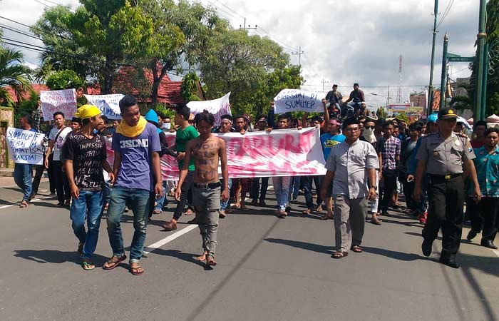 Massa saat tiba kantor Pemkab Sumenep. foto: RAHMATULLAH/ BANGSAONLINE