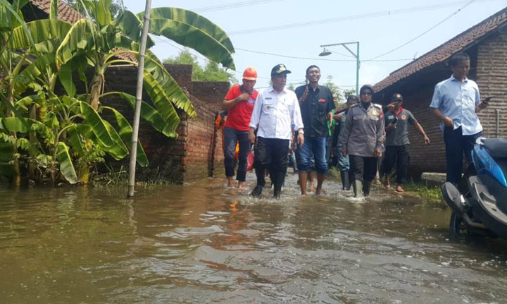Wabup Pasuruan KH. Abdul Mujib Imron saat memantau banjir di Kecamatan Beji, beberapa waktu lalu.