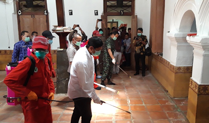 Wali Kota Kediri Abdullah Abu Bakar bersama Dandim 0809 Kediri dan Kapolres Kediri Kota saat ikut melakukan penyemprotan disinfektan di Masjid Ponpes Lirboyo, Kota Kediri. foto: MUJI/ BANGSAONLINE