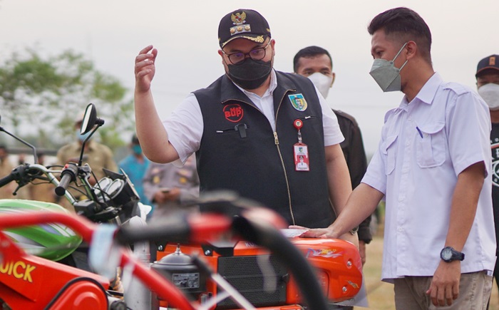 Bantu Tingkatkan Produksi Pangan, Bupati Kediri Serahkan Alsintan kepada Petani Grogol
