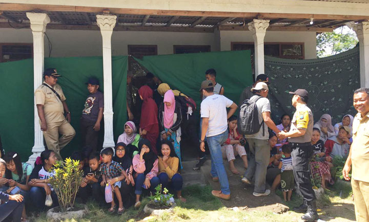 Warga memadati rumah yang diduga dijadikan kuburan korban pembunuhan.