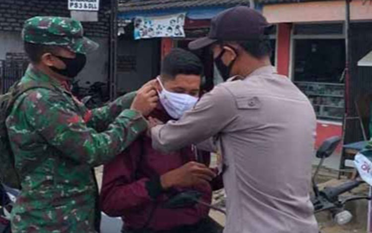 Polsek Waru bersama TNI dan Pemerintah Kecamatan Waru melaksanakan razia dan pemeriksaan rutin secara acak. Terutama terhadap setiap orang yang terindikasi bukan asli warga Kecamatan Waru. (foto: ist)