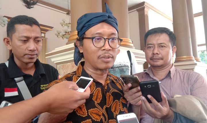 Ketua Dewan Kesenian (DKS) Situbondo, Edy Supriono saat diwawancarai sejumlah wartawan usai acara penyerahan penghargaan kepada para seniman di Situbondo.