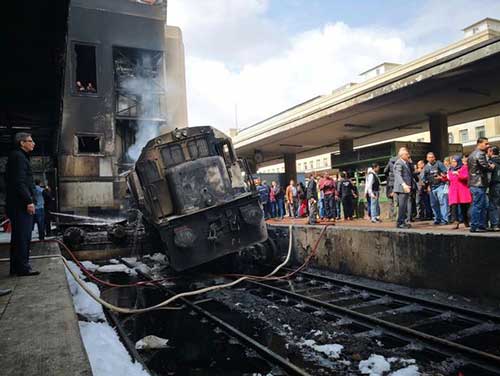 Kereta Api Meledak dan Terbakar saat Masuk Stasiun, 25 Tewas
