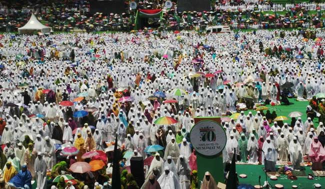 Puluhan Ribu Peserta Harlah Muslimat NU Salat Jama' Qashar di Lapangan Gajayana Malang