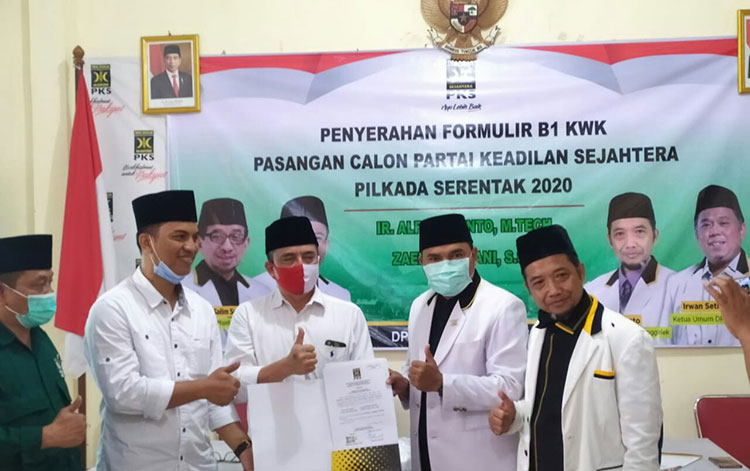 Pengurus DPD PKS Trenggalek menyerahkan rekomendasi dan form B1KWK kepada pasangan Alfan Rianto-Zaenal Fanani sebagai Cabup-Cawabup Trenggalek. (foto: ist).