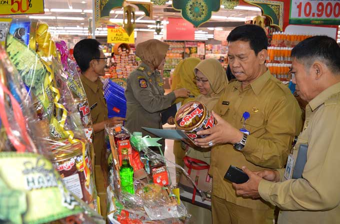 Sidak Mamin di Tiga Supermarket, Dinkes Gresik Temukan Kurma Berjamur