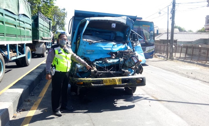 Kondisi truk yang ringsek.
