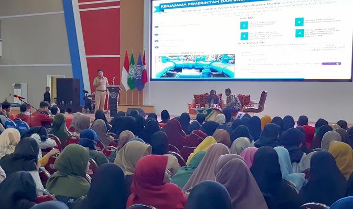 BAHAS SKEMA ALTERNATIF: Seminar tentang pembiayaan KPBU di kampus Umsida, Senin (30/12). foto: MUSTAIN/ BANGSAONLINE