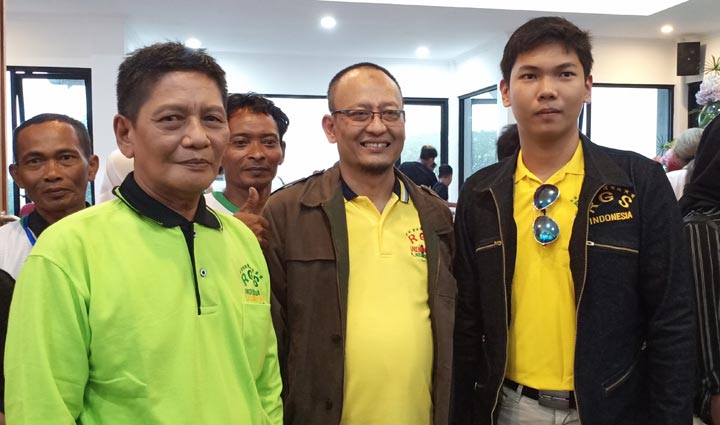 Anha (tengah), diapit Pendiri RGS Indonesia H. Moh. Khozin Ma'sum bersama putranya, Taufiq Muhammad Khozin Ma'sum. foto: SYUHUD/ BANGSAONLINE