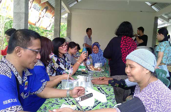 Pemeriksaan kesehatan gratis yang dilakukan jemaat GKI Santa Maria, Kerek.