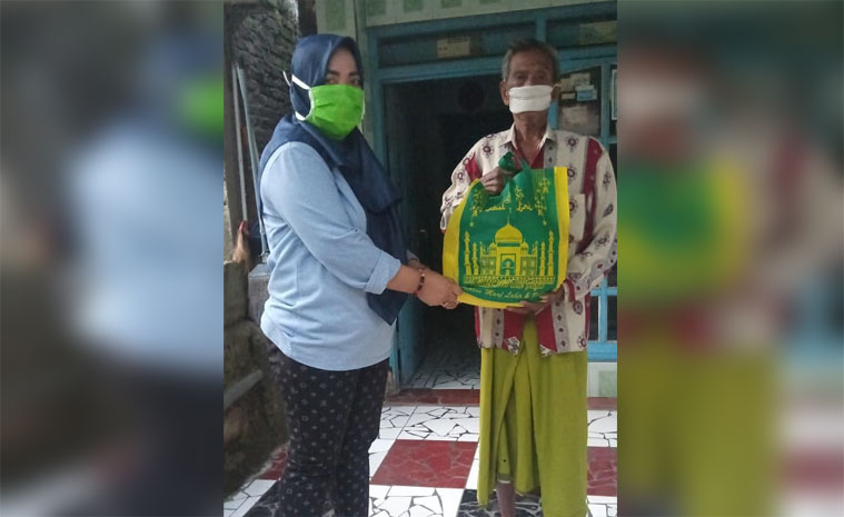 dr. Anis Ambiyo Putri (kiri) ketika membagikan sembako kepada warga kurang beruntung, Minggu (17/5). foto: ist.