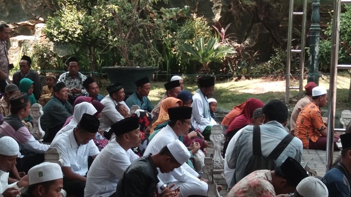 Gus Ipul tampak membaur bersama para peziarah lainnya di depan makam Sunan Ampel. Foto: Yudi Arianto/BANGSAONLINE