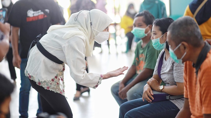 Berbagi Kebahagiaan, Bunda Fey Senam Bersama Pasien Posyandu Jiwa Waras 87 Kelurahan Ngampel