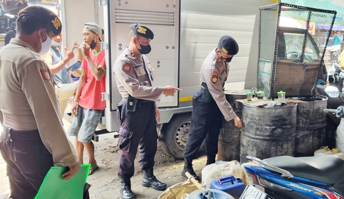 Petugas Samapta Polres Mojokerto Kota sedang melakukan pengecekan minyak goreng di  salah satu distributor.
