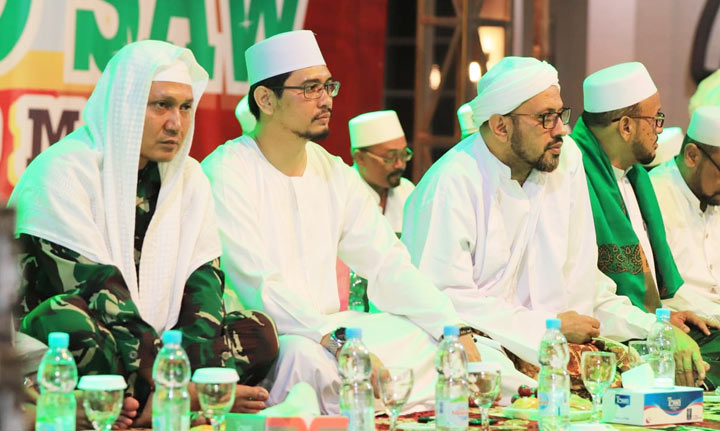 Plt. Wali Kota Pasuruan Raharto Teno Prasetyo (dua dari kiri) saat menghadiri acara peringatan Maulid Nabi.
