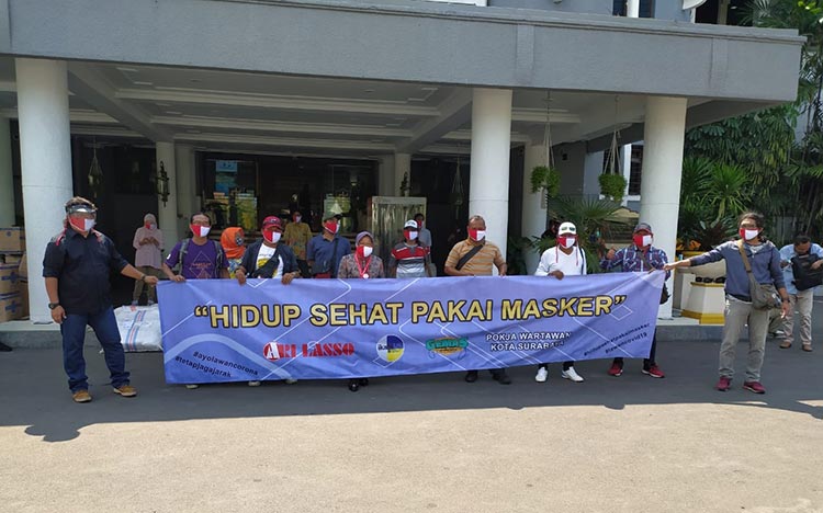 Ari Lasso Serahkan 10 Ribu Masker Merah Putih, Risma: Ini Bisa Berikan Semangat Lawan Covid-19