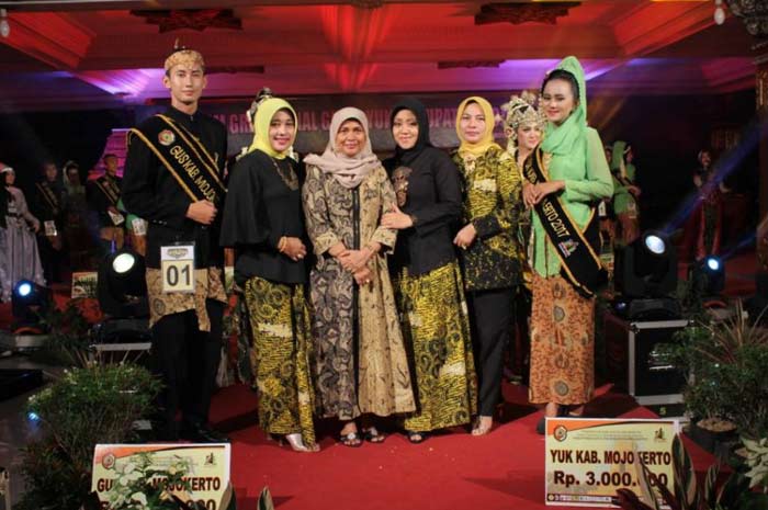 Gus dan Yuk dari SMA Sooko bersama Kasek serta istri bupati.