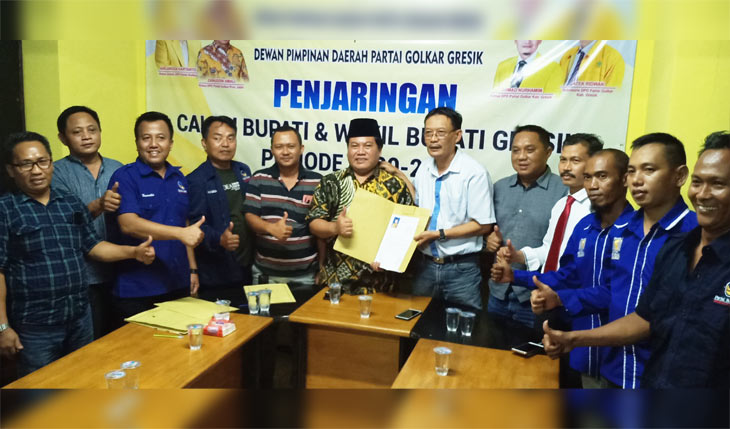 Pengusaha Tri Putro Utomo menyerahkan berkas pendaftaran bakal cabup di kantor DPD Golkar. foto: SYUHUD/ BANGSAONLINE