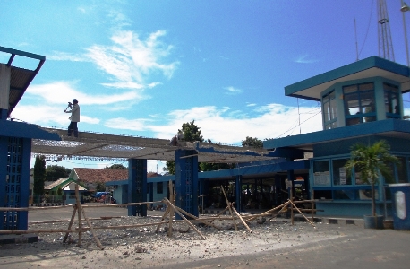 Terminal Situbondo yang hendak ditinggikan dan tempat menunggu penumpang diperbaiki.foto:hadi prayitno/BANGSAONLINE