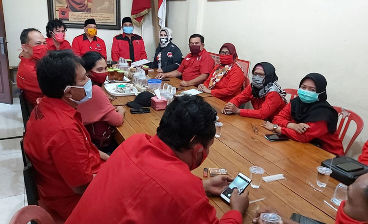 Ketua PDIP Gresik, Mujid Riduan bersama jajajaran pengurus ketika menggelar rapat mengusulkan nama Fandi Akhmad Yani sebagai bacabup, Senin (1/6). foto: SYUHUD/ BANGSAONLINE