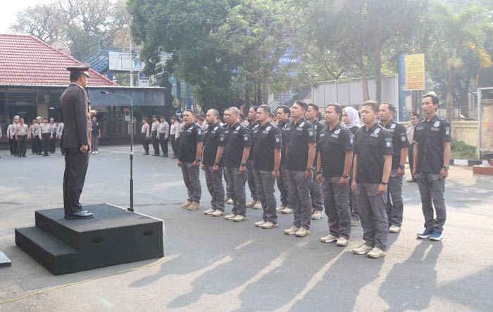 AKBP Asfuri, Kapolres Malang Kota, saat memimpin upacara kenaikan pangkat 16 anggota Polres Malang Kota dan Polsek di halaman Mapolres setempat, Senin (01/10).