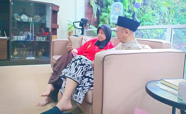 Inilah Kebiasan Gus Sholah: Mengeliping Koran Sendiri Tiap Pagi Hari...! 
