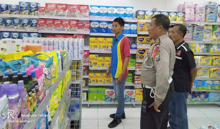 Petugas kepolisian melakukan olah TKP.