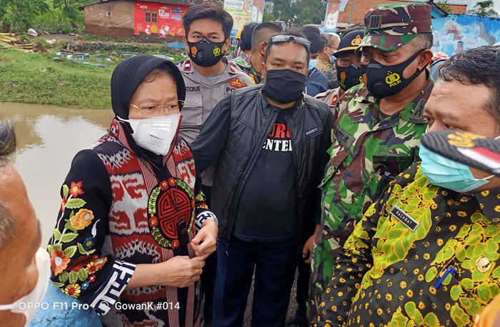Mensos Risma Serahkan Santunan Kematian untuk Keluarga Korban Banjir di Gempol Pasuruan