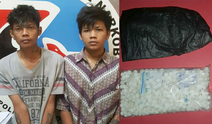 Kedua tersangka saat diamankan di Mapolres Jombang, beserta barang bukti.
