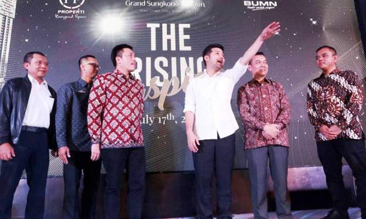 Wagub Jatim Emil Elestianto Dardak (tengah) di sela acara topping off Caspian, di area proyek Superblok Grand Sungkono Lagoon (GSL) Surabaya, Rabu (17/7/2019).