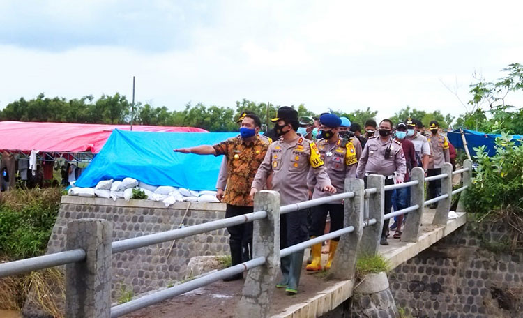 Kapolda Jatim Tinjau Posko Kesehatan Korban Banjir Jombang